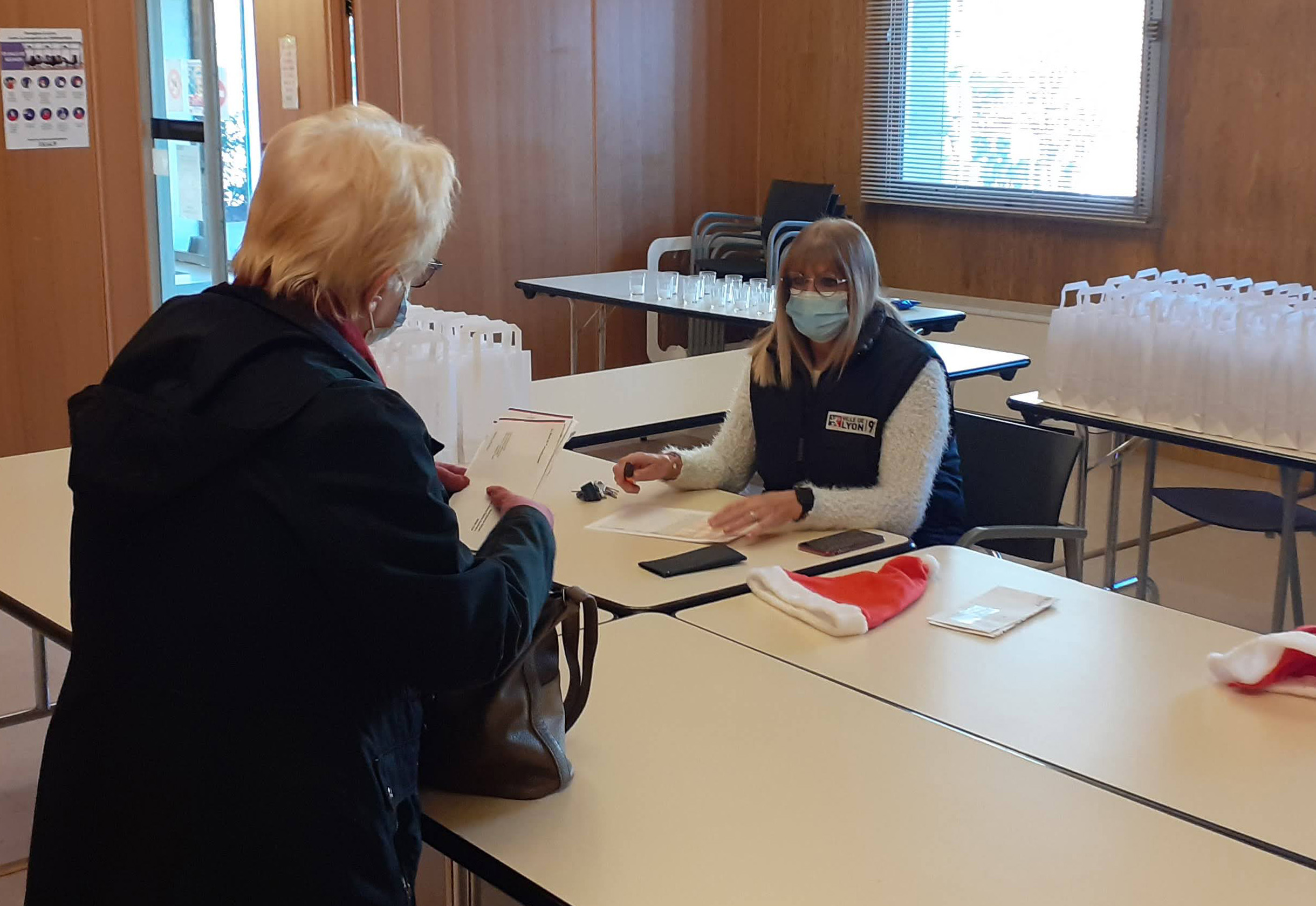 Distribution de chocolats aux seniors du 9e - 1 