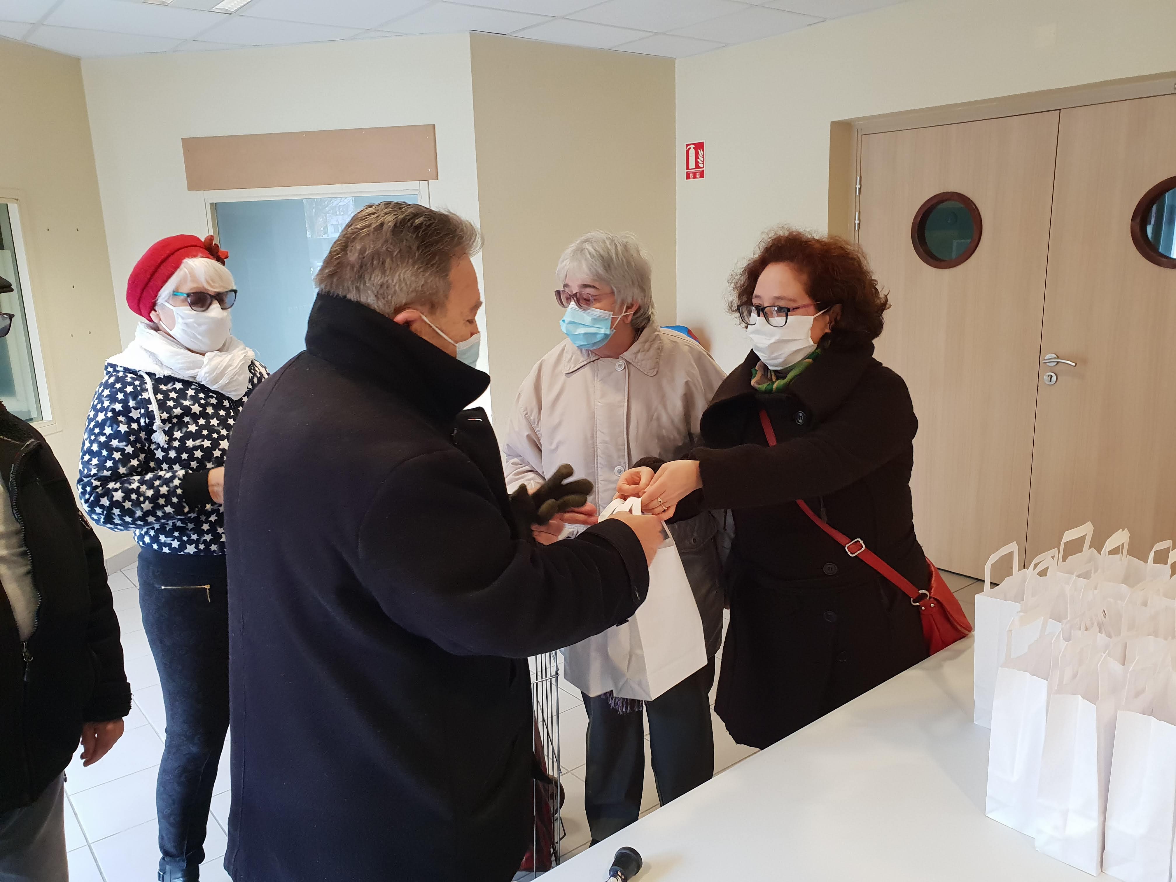 Distribution de chocolats aux seniors du 9e - 4 