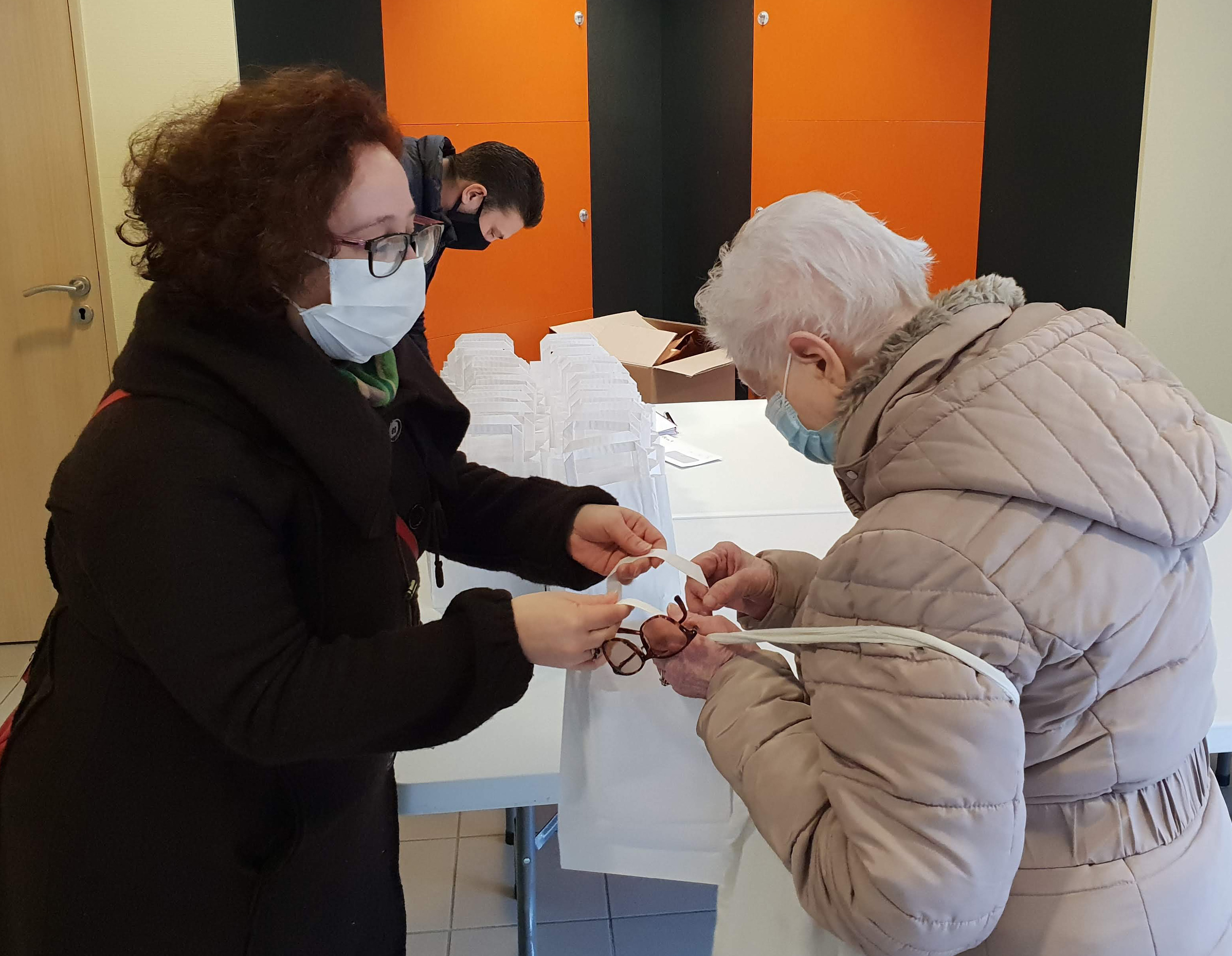 Distribution de chocolats aux seniors du 9e - 5 