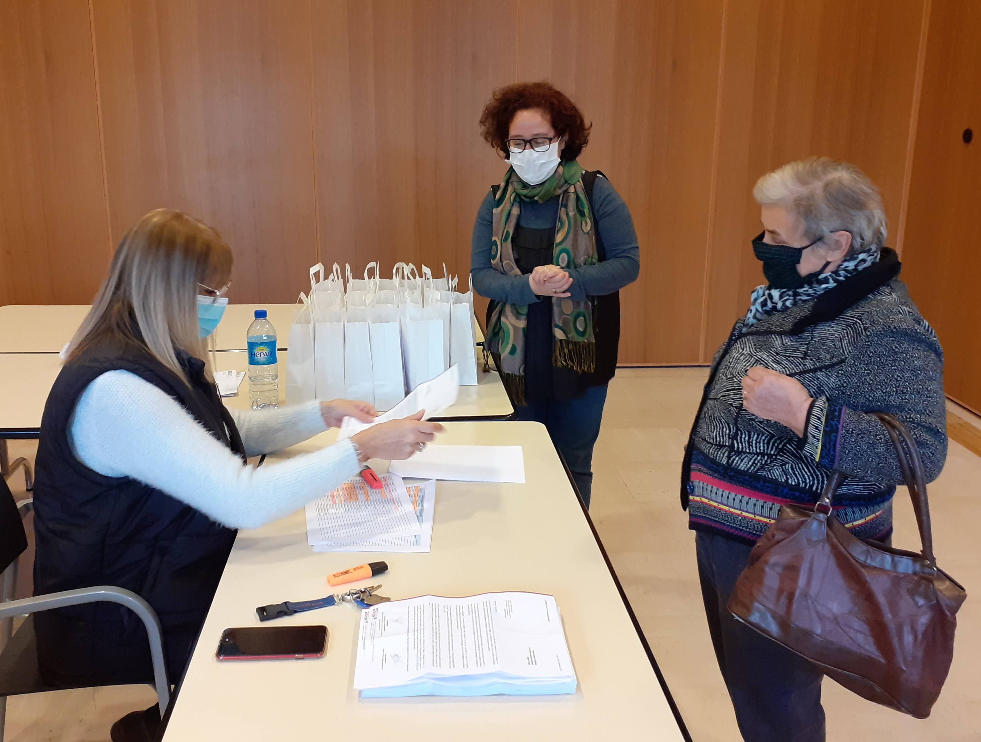 Distribution de chocolats aux seniors du 9e - 3 